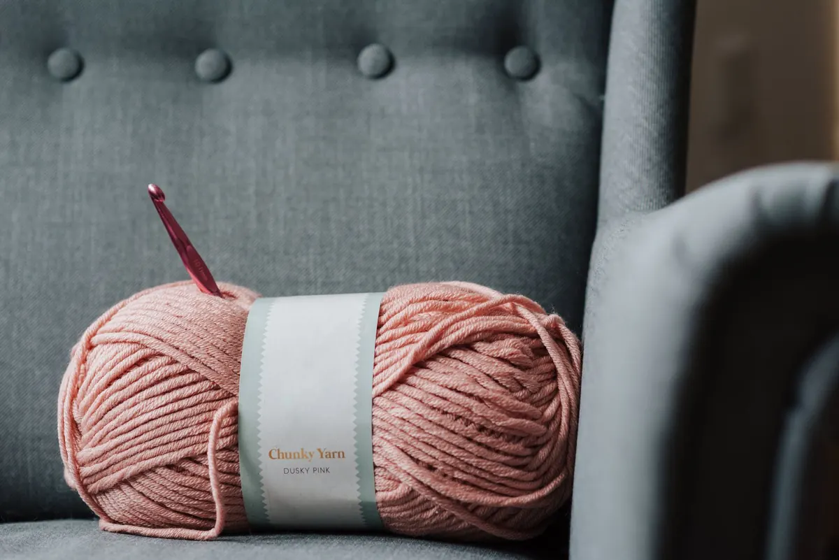 DIY Chunky Knit Blanket: Beginner Tutorial with No-Sew Option